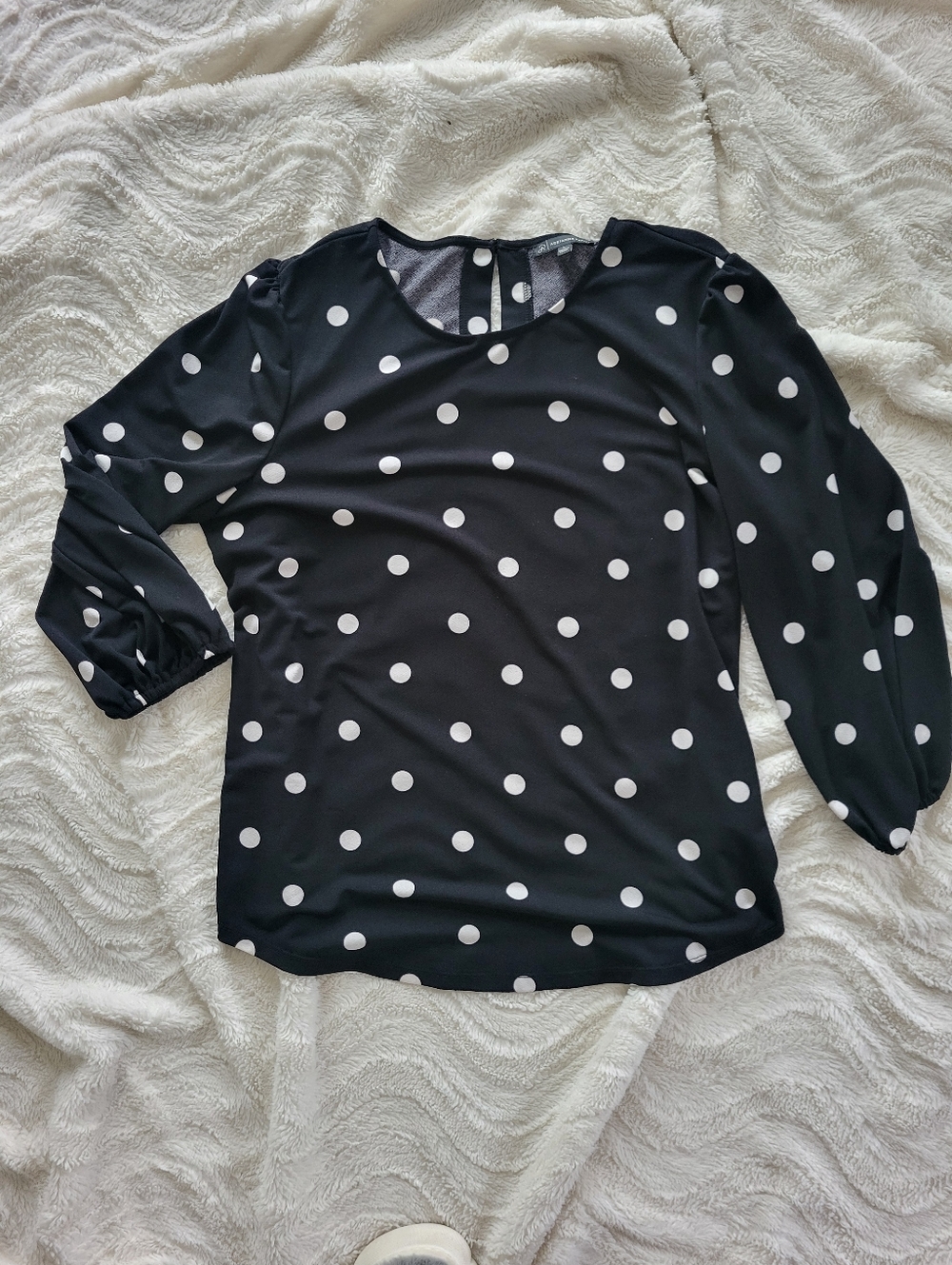 ✨ Chic Polka Dot Blouse – Size Large ✨